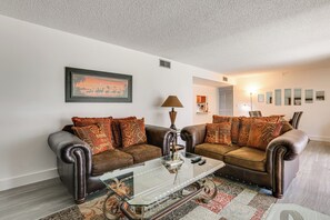 Apartment (2 Bedrooms) | Interior - Golf Retreat w/ Pool Access: 3 Mi to Dtwn Naples (Naples)