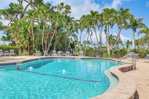 Golf Retreat w/ Pool Access: 3 Mi to Dtwn Naples