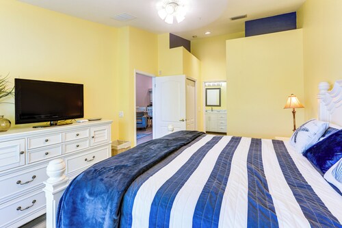 Lake View & Screened Balcony: Estero Getaway!