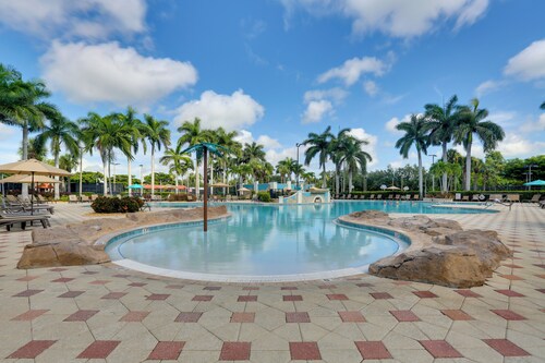 Lake View & Screened Balcony: Estero Getaway!