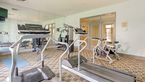 Ett gym med löpband, motionscyklar och styrketräningsmaskiner.