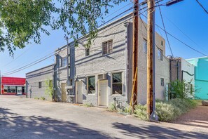 Interior - Route 66 Retreat Steps to Beale St in Dtwn Kingman (Kingman)