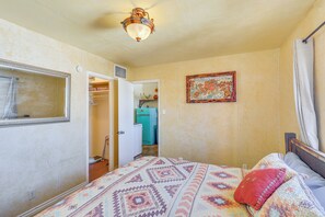 Interior - Route 66 Retreat Steps to Beale St in Dtwn Kingman (Kingman)