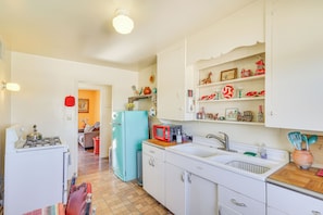 Interior - Route 66 Retreat Steps to Beale St in Dtwn Kingman (Kingman)
