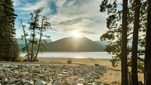 A rocky beach with trees and a mountain in the background. - Hot Tub & Game Room: Ronald Retreat 2 Mi to Lake! (Cle Elum)