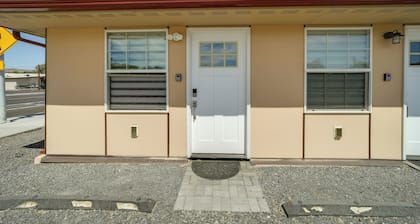 Private Patio, Steps to Lake: Soap Lake Studio!