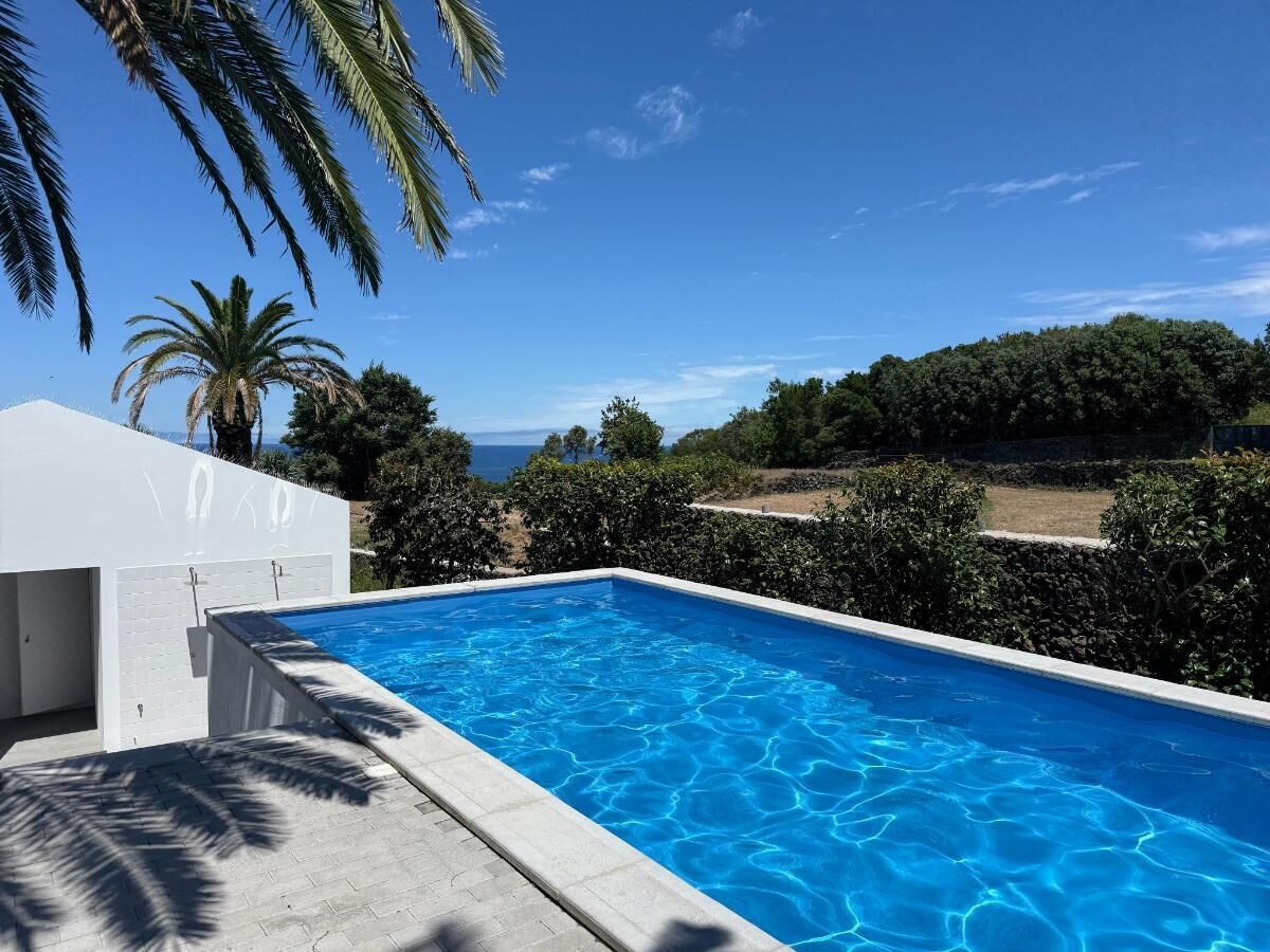 Außenpool, Sonnenschirme, Liegestühle