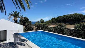 Utomhuspool, parasoller och solstolar