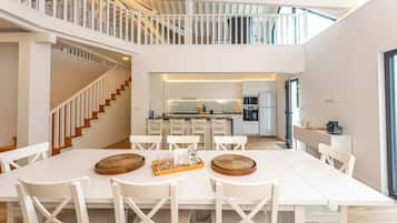 Full-sized fridge, microwave, oven, stovetop