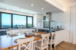 Full-sized fridge, microwave, oven, stovetop - Ápice - by Azores Green Villas  (Ponta Delgada)