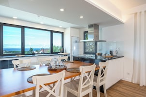 Frigorífico grande, microondas, horno y placa de cocina