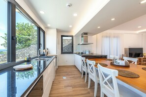 Full-sized fridge, microwave, oven, stovetop
