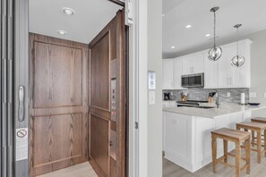 Microondas, horno, parrilla de estufa y lavavajillas