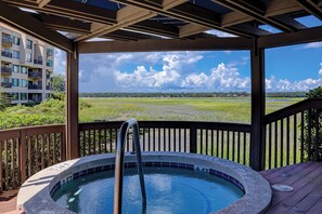 Outdoor spa tub - Beautiful water views! (Hilton Head)
