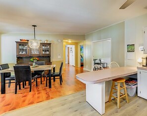 Dining - "Coastah" Retreat
JET TUB for 2
FIREPIT/GRILL
Fenced YARD
Walk to HADNOT Creek (Swansboro)