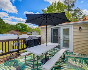 Outdoor dining - "Coastah" Retreat
JET TUB for 2
FIREPIT/GRILL
Fenced YARD
Walk to HADNOT Creek (Swansboro)