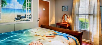 "Coastah" Retreat
JET TUB for 2
FIREPIT/GRILL
Fenced YARD 
Walk to HADNOT Creek