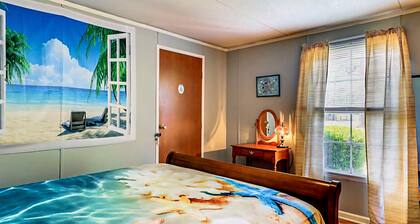 "Coastah" Retreat
JET TUB for 2
FIREPIT/GRILL
Fenced YARD
Walk to HADNOT Creek