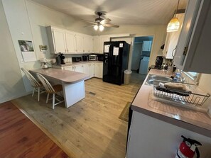 Microwave, oven, stovetop, dishwasher - "Coastah" Retreat
JET TUB for 2
FIREPIT/GRILL
Fenced YARD
Walk to HADNOT Creek (Swansboro)