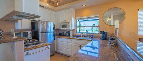 Kühlschrank, Mikrowelle, Herdplatte, Wasserkocher mit Kaffee-/Teezubehör