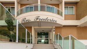A hotel entrance with a curved balcony and the name "Res. Frederico" above the doors. - RFO - Apartments Just Steps From Bombinhas Beach (Bombinhas)