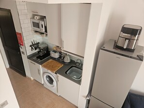 Geladeira, micro-ondas, fogão, cooktop