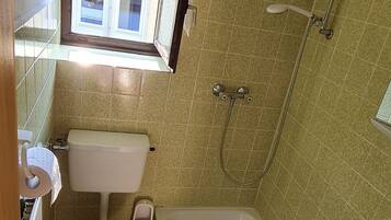 Haartrockner, Handtücher, Seife, Toilettenpapier