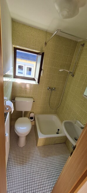 Haartrockner, Handtücher, Seife, Toilettenpapier
