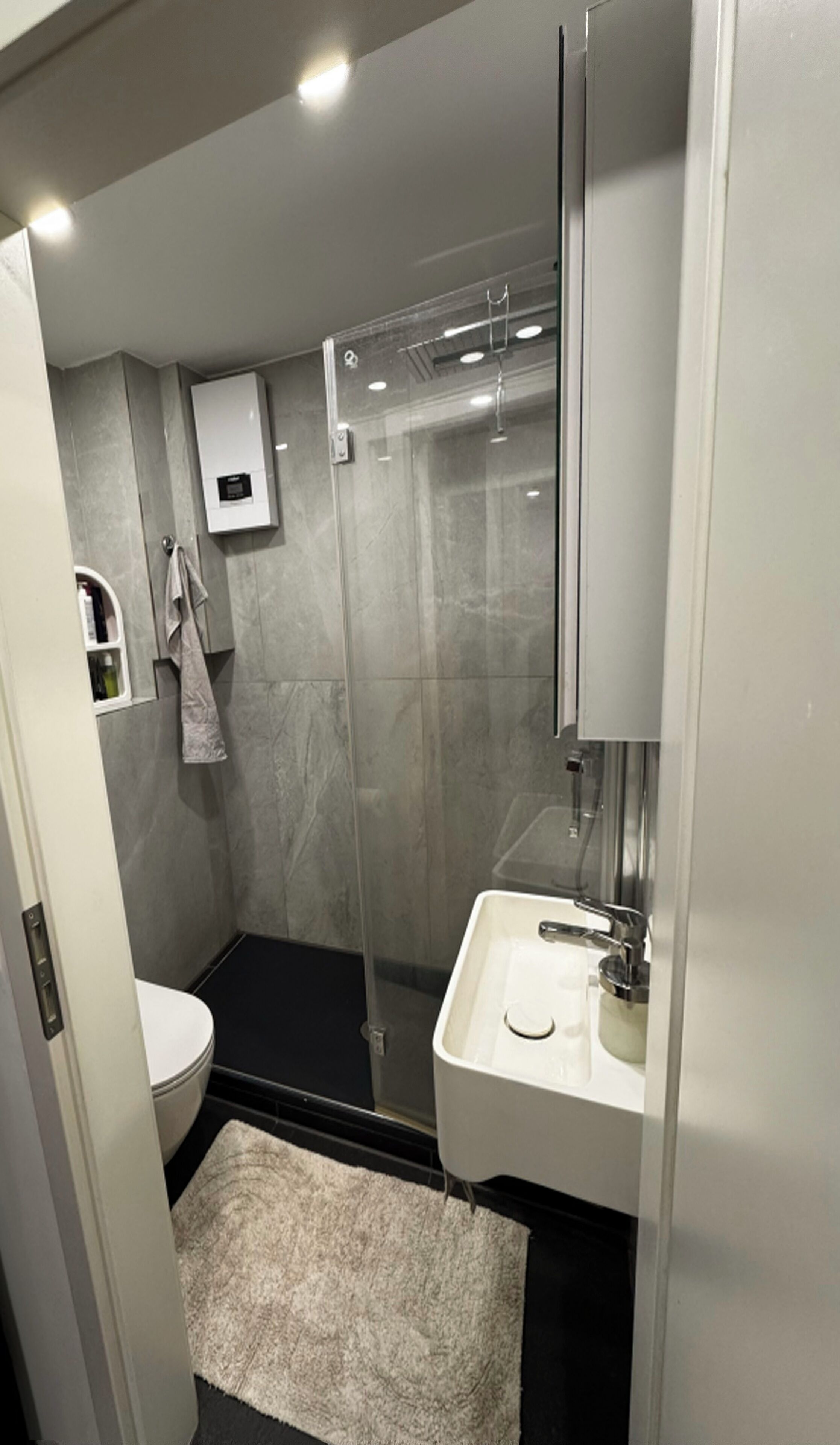 Een haardroger, handdoeken, zeep, shampoo