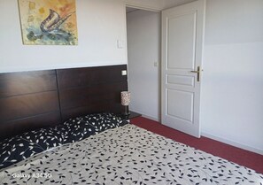 1 bedroom, desk, free WiFi, bed sheets