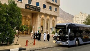 Un hotel con fachada moderna, ventanas amplias y un cartel que indica que es el Al Wasl Hotel.
