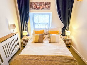 3 bedrooms, desk, WiFi