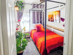 3 bedrooms, desk, WiFi