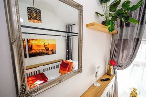 3 bedrooms, desk, WiFi