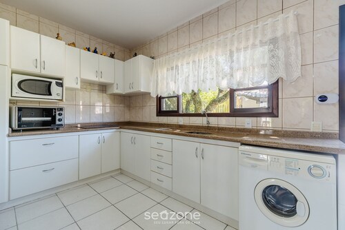 3BR Home w/ BBQ 140m From the Beach Rae0126