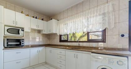 3BR Home w/ BBQ 140m From the Beach Rae0126