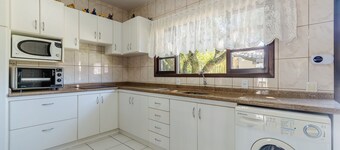 3BR Home w/ BBQ 140m From the Beach Rae0126