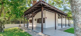 3BR Home w/ BBQ 140m From the Beach Rae0126
