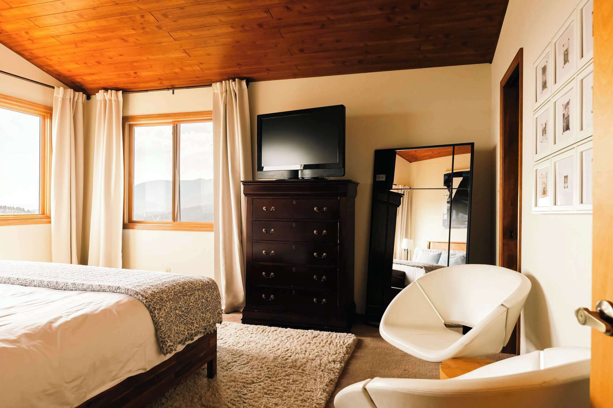 4 bedrooms, iron/ironing board, WiFi, bed sheets