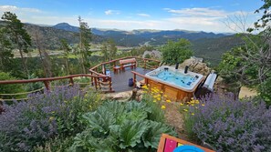 Outdoor spa tub - Fox Den Rocky MTN Retreat | Hot Tub | Pet-Friendly (Evergreen)
