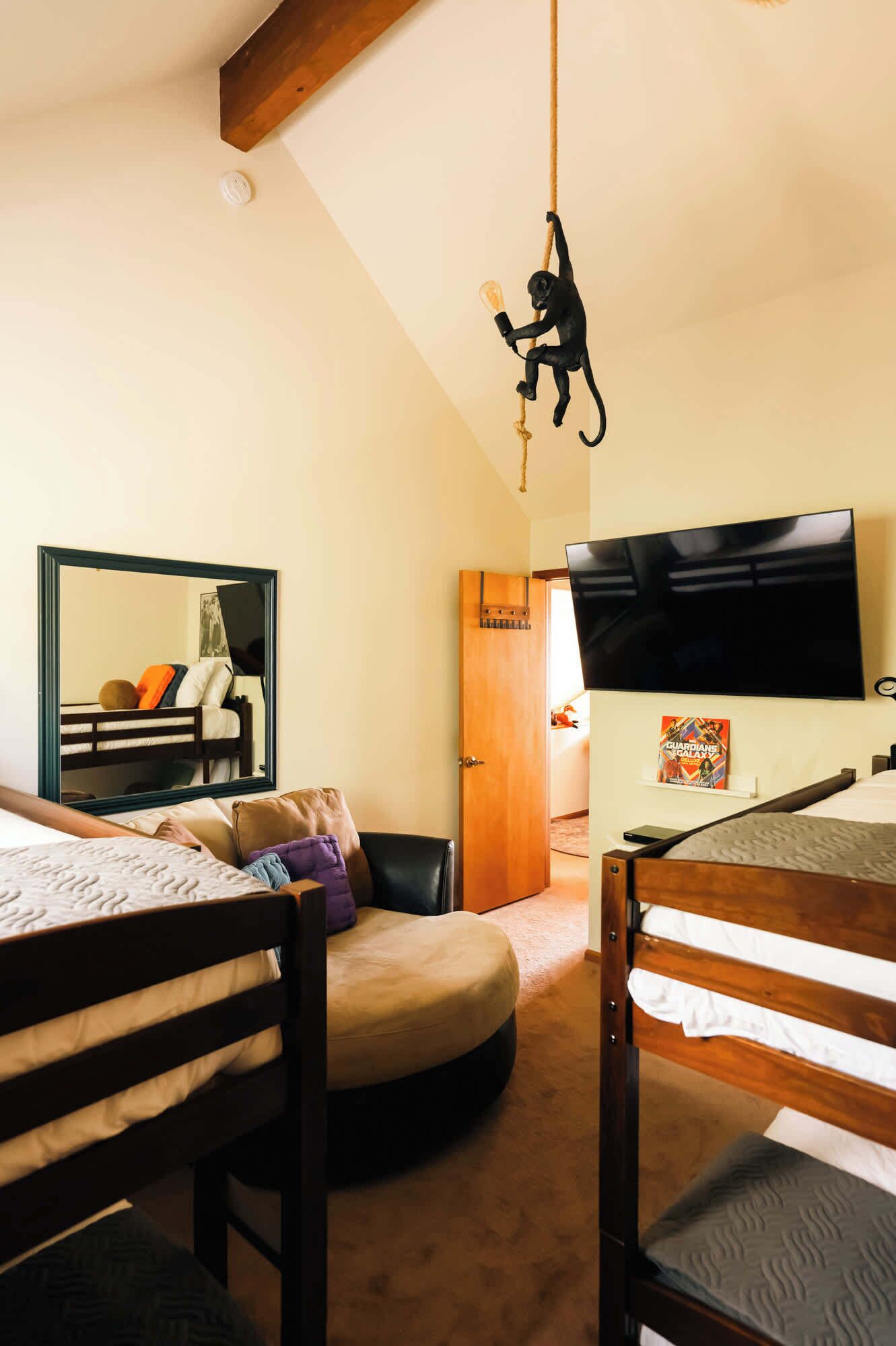 4 habitaciones, tabla de planchar con plancha, wifi y ropa de cama 