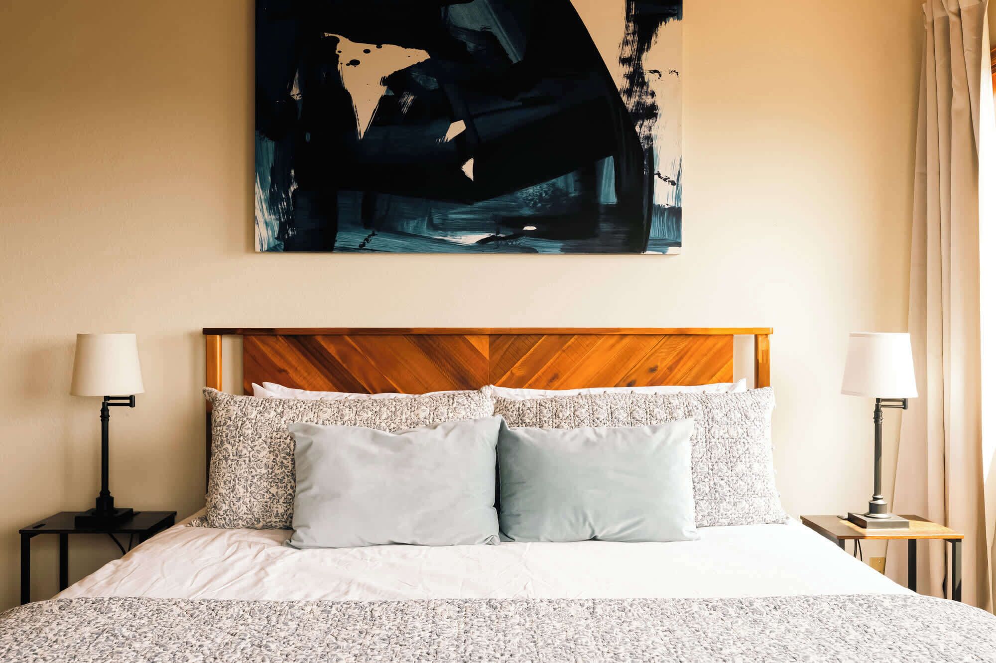 4 bedrooms, iron/ironing board, WiFi, bed sheets