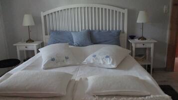 2 Schlafzimmer, Bügeleisen/Bügelbrett