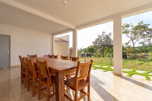 Eenvoudige villa | Buiten dineren