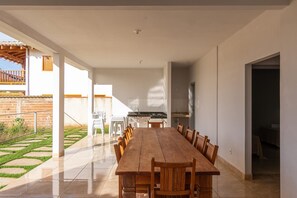 Eenvoudige villa | Buiten dineren