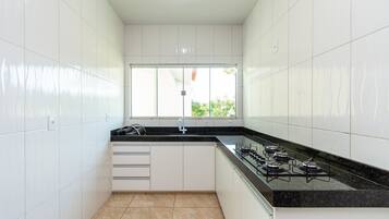 Basic-villa | Privat køkken | Køkkentøj/tallerkener/redskaber