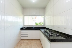 Basic Villa | Private kitchen | Cookware/dishes/utensils - House in Quinta do Sol Condominium Qspb005 (Pirenópolis)
