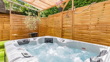 Chambre Double Confort | Bain à remous extérieur