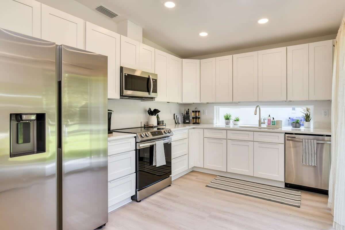 Réfrigérateur, micro-ondes, four, plaque de cuisson