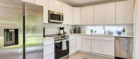 Refrigerador, microondas, horno, placa de cocina